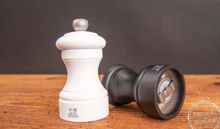 Mühlenset Bistro von Peugeot. Eine kleine Salzmühle in weiß und eine kleine Pfeffermühle in schwarz mit Logo als hochwertiges Mitarbeitergeschenk.