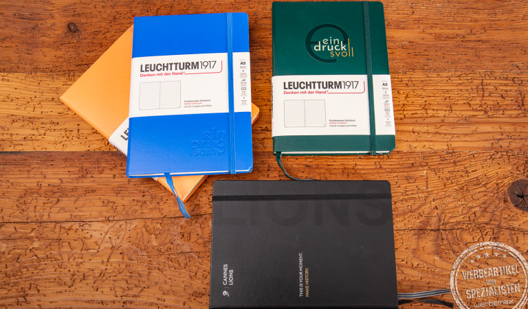 Verschiedene Farben des Leuchtturm1917 Notizbuchs Classic mit Logo nebeneinander als Werbeartikel.