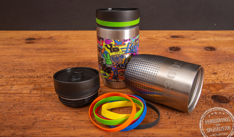 Reliefdigitaldruck auf geb&uuml;rsteter Edelstahl-Oberfl&auml;che von zwei CremaOfficinaBudget Thermobechern.