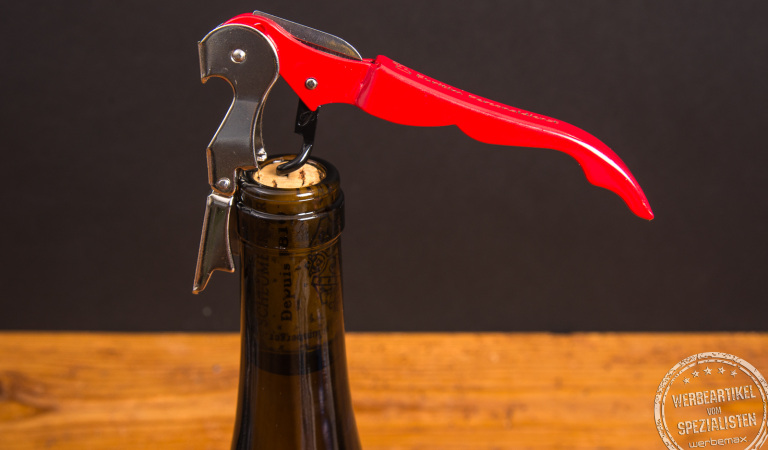 Pulltap's Kellnermesser mit Logo beim Entkorken einer Weinflasche – edles Werbemittel für Gastronomie.