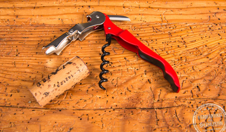 Aufgeklapptes Original Pulltap's Kellnermesser mit Logo und Korkenzieher – personalisierter Werbeartikel für Weinliebhaber.