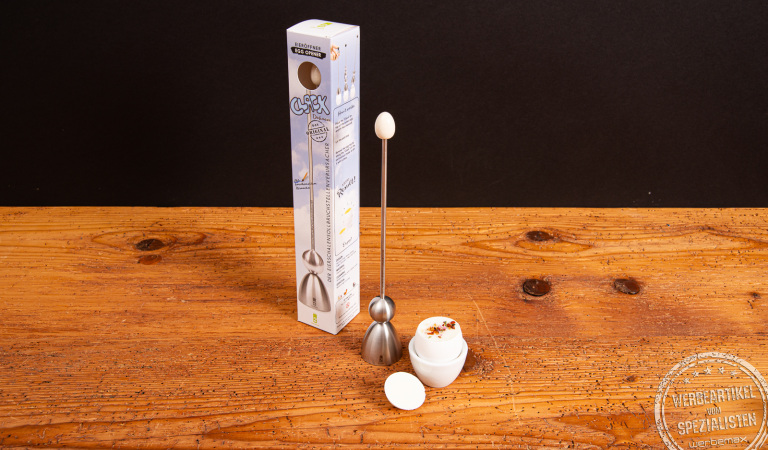 Clack Eier&ouml;ffner aus Edelstahl mit Verpackung und ge&ouml;ffnetem Ei im Becher &ndash; hochwertiges K&uuml;chenaccessoire.