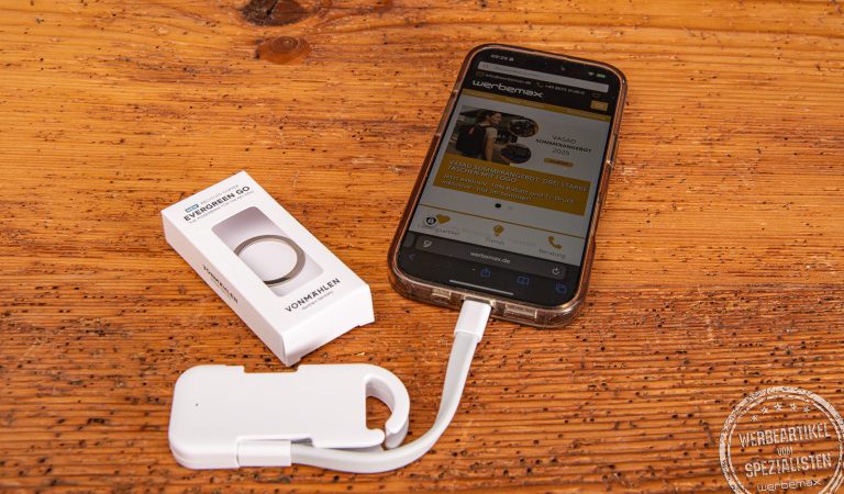 Evergreen Go Powerbank von Vonmählen am Schlüsselbund als kompakter Werbeartikel für Iphone und Android mit integriertem Kabel.