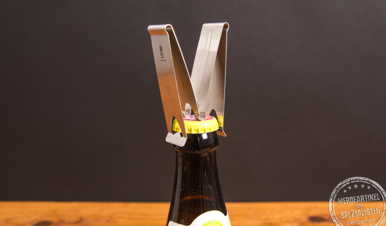 Chapeau Flaschenöffner aus Edelstahl beim Öffnen eines Kronkorkens – innovativer Kapselheber als personalisierbarer Werbeartikel bei werbemax.
