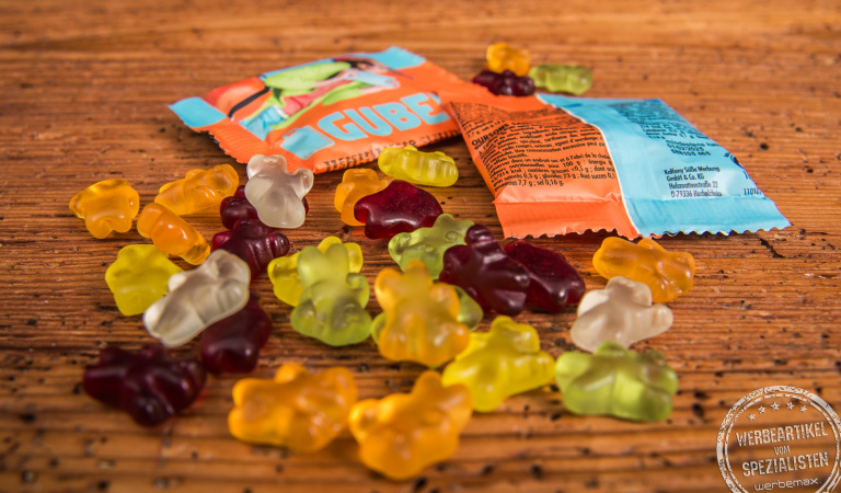 Zuckerfreie Gummibärchen in leuchtenden Farben, ausgelegt vor personalisierbaren 10 g Minitüten – fruchtiger Werbeartikel für Unternehmen und Events.