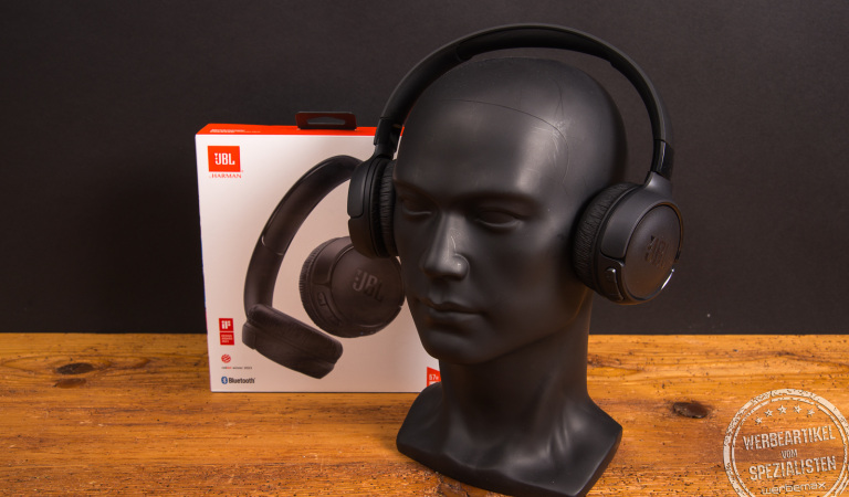 JBL Tune 520BT Bluetooth Kopfhörer in Schwarz vor Originalverpackung – trendiges Werbegeschenk für Musikfans.