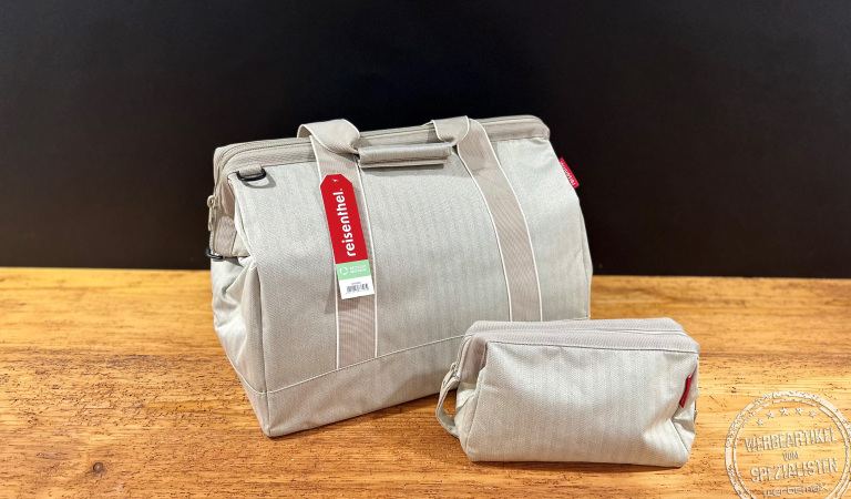 Reisenthel Reisetasche und passende Kosmetiktasche in Herringbone Sand – stilvolles und nachhaltiges Werbegeschenk.