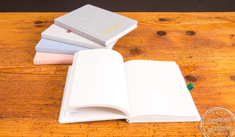 Offenes OceanBook Hardcover Notizbuch A5 von Geiger Notes – nachhaltiger Werbeartikel mit karierten Seiten.