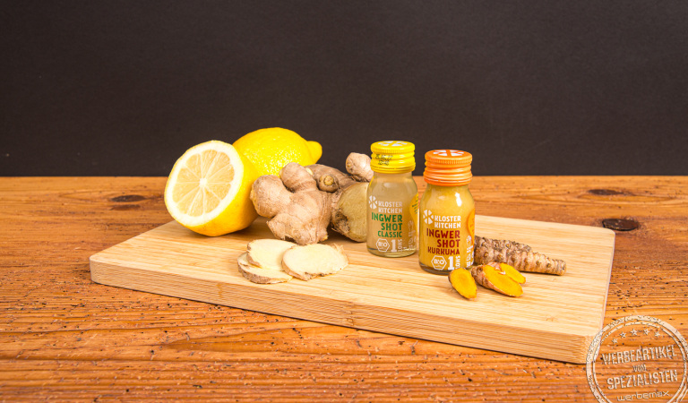 Bio Ingwer Shot von Kloster Kitchen mit frischen Zitronen, Ingwer und Kurkuma – frisches Werbegeschenk.