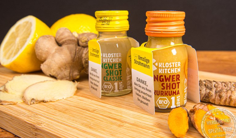 Bio Ingwer Shot Classic und Kurkuma Shot von Kloster Kitchen als gesunder Werbeartikel mit frischer Zitrone und Ingwer.