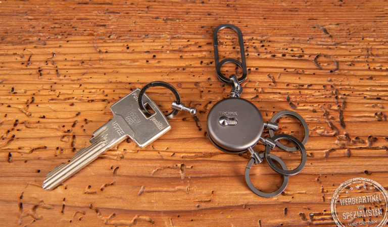 TROIKA PATENT EASY Schlüsselanhänger aus Metall mit Karabinerhaken und vier ausklinkbaren Ringen, inklusive Schlüssel – eleganter Werbeartikel mit patentiertem Verschluss.
