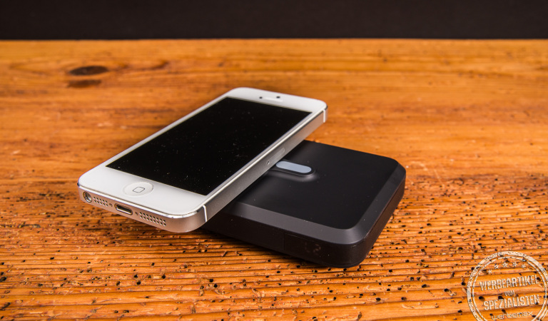 Xtorm Magnetic Powerbank 10.000 mAh lädt ein iPhone kabellos per MagSafe – hochwertige Powerbank mit Logo als exklusives Werbegeschenk und praktisches Lade-Accessoire für unterwegs.