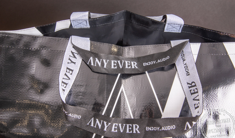 Schwarz-weiße XXL Einkaufstasche im IKEA-Stil mit Logoaufdruck.