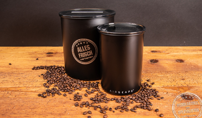 Zwei Airscape Kaffeedosen in Schwarz matt mit Gravur „Alles frisch“ – bedruckbare Premium-Werbegeschenke für Unternehmen.