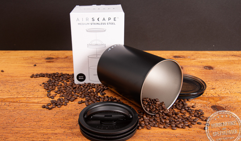 Airscape Kaffeedose aus Edelstahl in Schwarz matt, geöffnet mit Kaffeebohnen – hochwertiger Werbeartikel mit Logo.