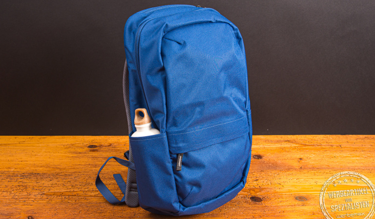 Praktischer Daypack Rucksack von Deuter in einem sch&ouml;nen Skyblue als Werbegeschenk. Der moderne und alltagstaugliche Rucksack &uuml;berzeug durch eine gro&szlig;e Fronttasche, Seitentaschen und einen verstellbaren Brustgurt. 
