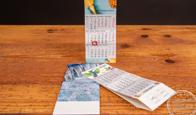 Tischaufstellkalender mit Logo aus Recyclingpapier mit Blauem Engel – nachhaltiger 3-Monatskalender als günstiges Werbegeschenk für Büro und Jahresendmailing, mit rotem Datumsschieber und großer Werbefläche.