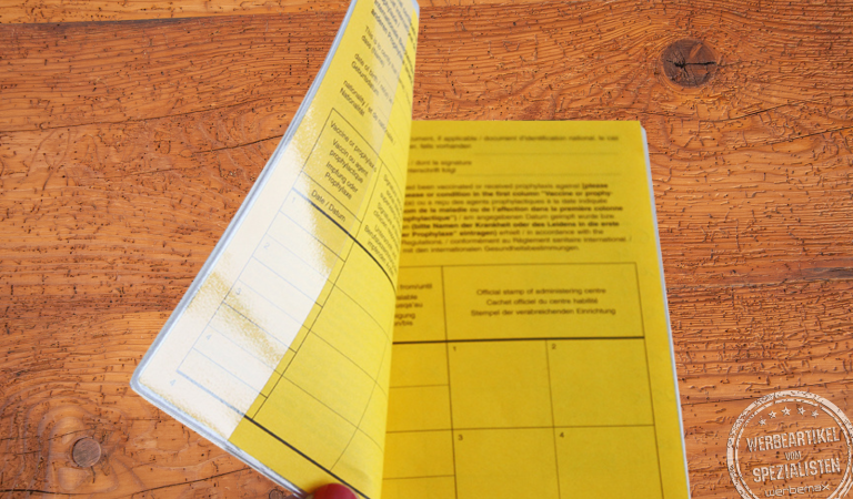 Impfpasshülle mit Logo als Werbeartikel – transparente Schutzhülle zum Bedrucken für Impfpass oder Gesundheitsdokumente, ideal als praktisches Werbegeschenk.