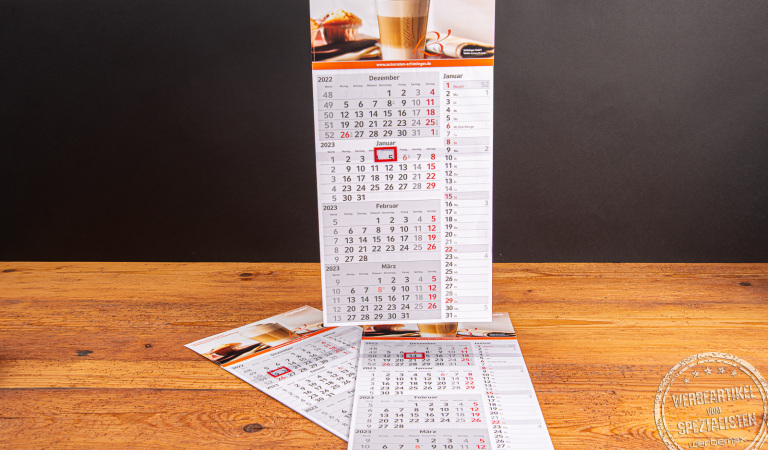 4 Monatskalender mit großer Werbefläche an der Kopfseite. 4 Monatskalendarium und 1 Streifenkalendarium für einen perfekten Überblick.