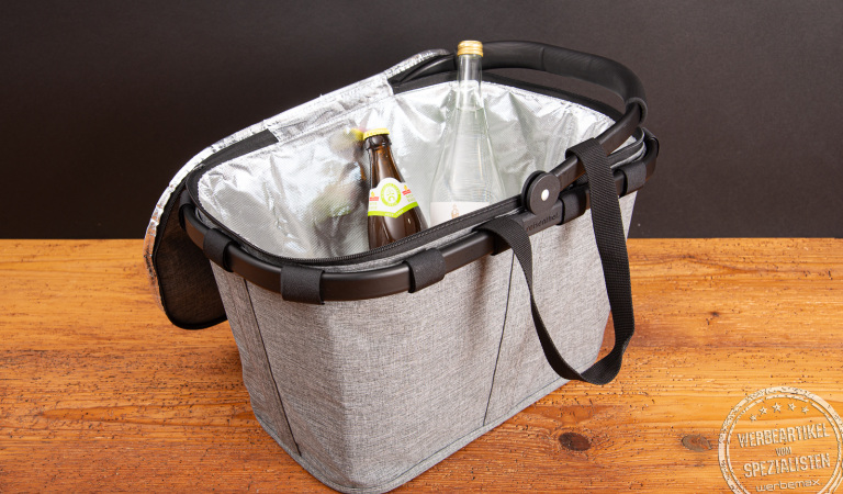 Reisenthel coolerbag mit Isolierfunktion im reisenthel Einkaufskorb in twist silver, gefüllt mit Getränkeflaschen als hochwertiges und stilvolles Mitarbeitergeschenk auf Holztisch.