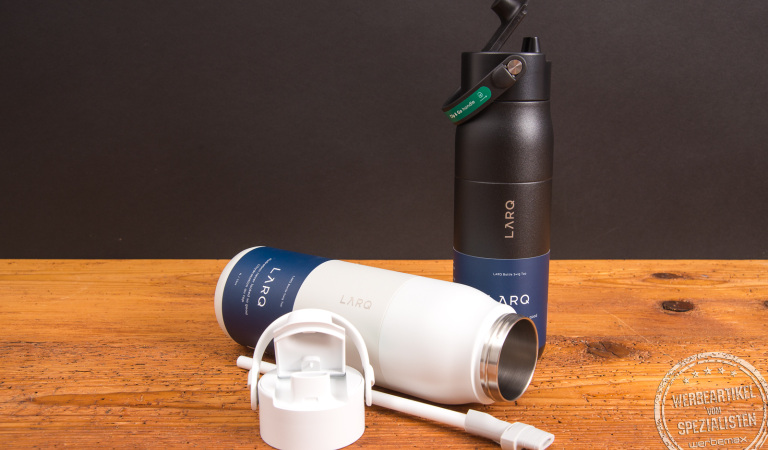 LARQ Swig Top Trinkflaschen in Schwarz und Weiß mit geöffnetem Deckel und Filtereinsatz – smarte Edelstahlflaschen mit zweistufigem Filtersystem