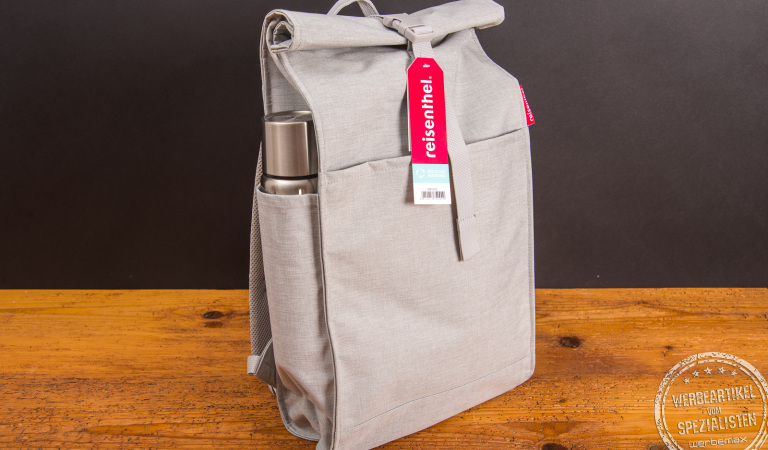Reisenthel Rucksack Urban Rolltop in hellem Grau mit seitlicher Trinkflaschenhalterung – moderner, nachhaltiger Rucksack aus recyceltem Material als hochwertiges Werbegeschenk für Kunden und Mitarbeiter.