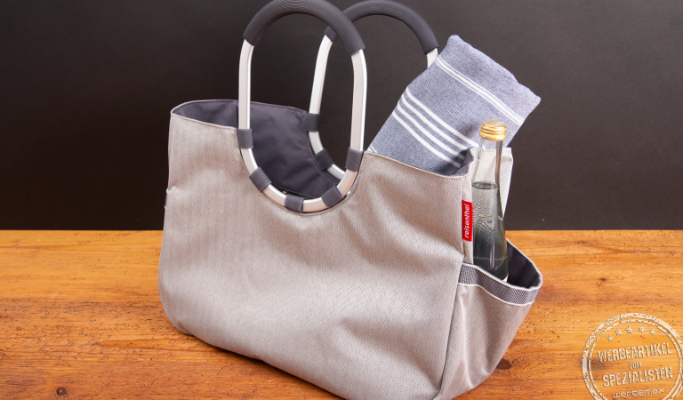 Reisenthel Loopshopper L mit Seitenfächern, Handtuch und Flasche – moderne Tragetasche als nachhaltiger Werbeartikel mit Logo.