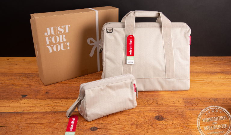 Reisenthel Allrounder Tasche und Kosmetiktasche in Herringbone Sand mit Geschenkverpackung – stilvolles Geschenkset aus recyceltem Material als hochwertiges Werbegeschenk oder Kundenpräsent.
