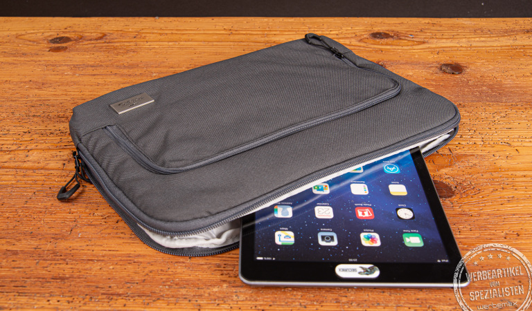 TROIKA Laptoptasche Blue Cycle Carry 2 aus recyceltem Meeresplastik mit Tablet – nachhaltige Laptop- und Tablettasche in Dunkelgrau als hochwertiger Werbeartikel mit Logo von werbemax.