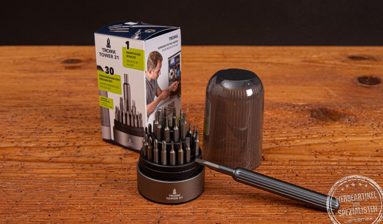 TROIKA Bit Pen Tower 31 mit magnetischem Bit-Halter und Präzisions-Bits – Multitool für Techniker und als Premium-Werbegeschenk.