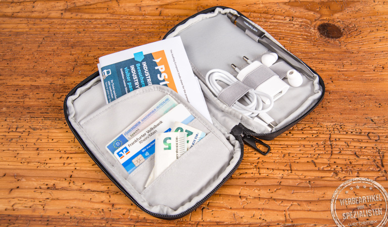 TROIKA Organizer Tasche Smart Traveller – hochwertiges Werbegeschenk für Technikliebhaber und Vielreisende.