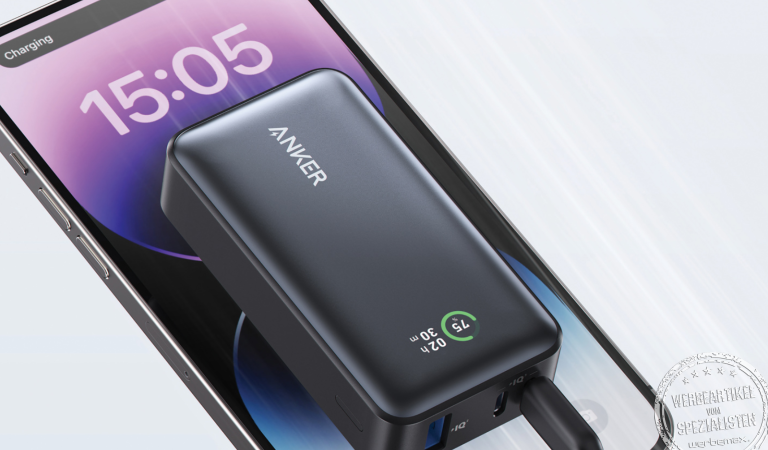Anker Powerbank 10.000 mAh beim Laden eines Smartphones.