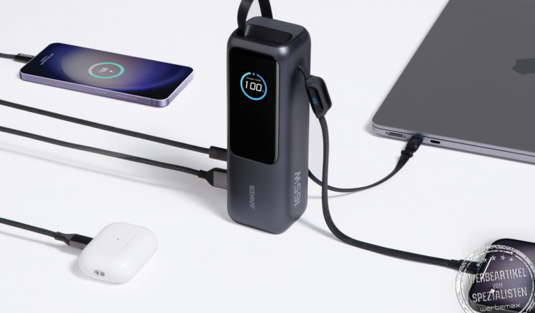 Anker Powerbank 25.000 mAh beim gleichzeitigen Laden mehrerer Geräte, darunter Smartphone, Laptop und Kopfhörer, mit integriertem Kabel und Echtzeit-Display.