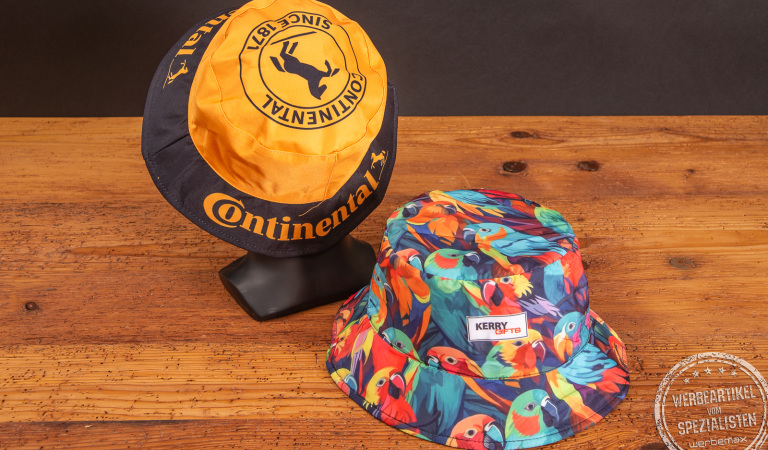 Wendbarer Bucket Hat mit Continental-Branding und farbenfrohem Papageien-Design – individuell bedruckbarer Fischerhut als moderner Werbeartikel.
