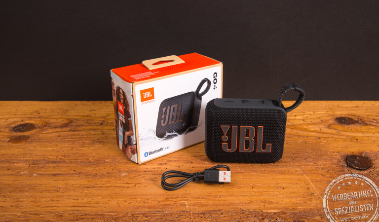 JBL GO 4 Bluetooth Lautsprecher mit Verpackung und USB-Kabel &ndash; kompakter, wasserfester Speaker als moderner Werbeartikel und Mitarbeitergeschenk mit Logo