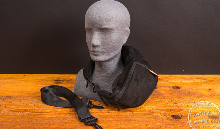 Travel Pillow Reisekissen um den Hals getragen – ergonomisches Nackenkissen mit Logo als praktischer Werbeartikel für Reisen.