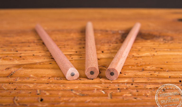 Bleistifte Werbeartikel aus naturbelassenem Holz mit HB-Mine, ideal für nachhaltige Werbung.