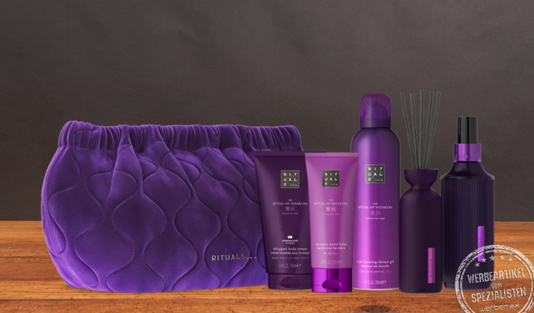 Rituals Yozakura Geschenkset L mit violetter Kosmetiktasche, Duschschaum, Body Cream, Handbalsam, Raumduft und Duftstäbchen als hochwertiges Wellness-Mitarbeitergeschenk.