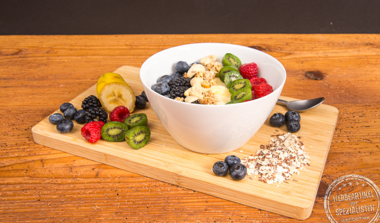 Seltmann Weiden Müslischale Lido mit Müsli und Früchten – hochwertiges Porzellangeschenk mit individuellem Logodruck.
