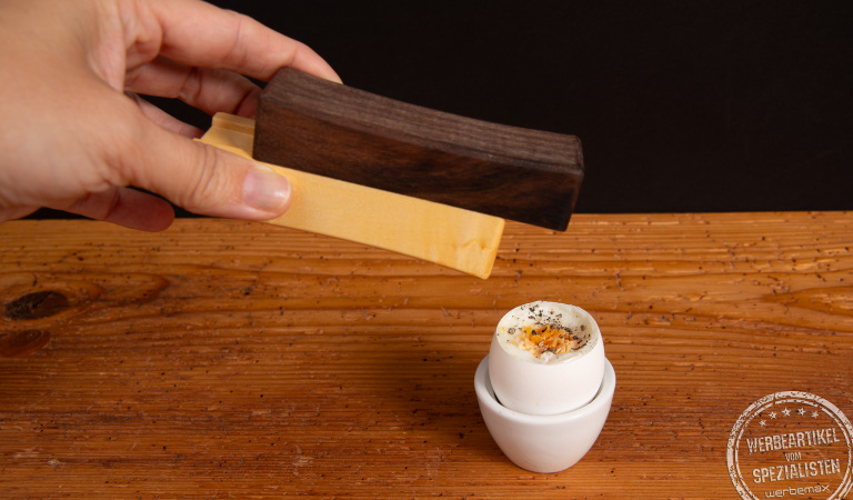 2Slide! Salzstreuer aus Holz in Anwendung – Salz und Pfefferstreuer für Frühstücksei, ideal als Design-Werbeartikel mit Logo.