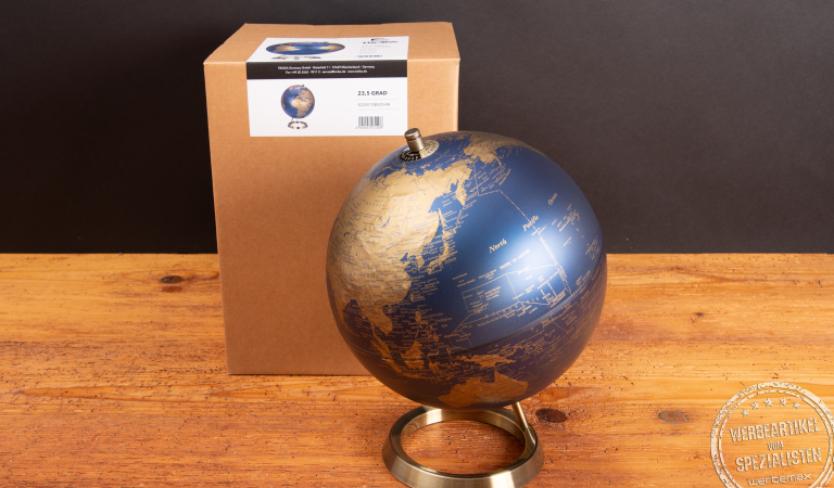 Troika Globus auf Metallfuß vor Verpackung – edle Weltkugel als repräsentatives Werbegeschenk.