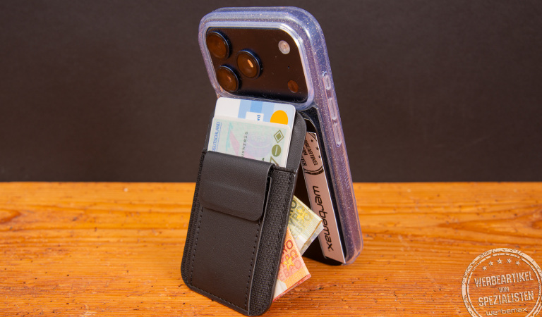 MagSafe Kartenetui TROIKA CASH CARDS KEY mit Logo als Slim Wallet und Handyhalter für 2–5 Karten.