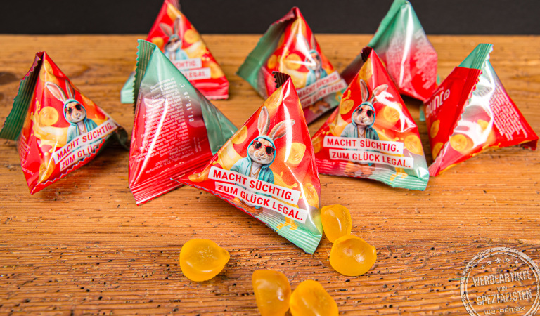Trolli Fruchtsaft-Gummibärchen im bedruckten Tetraeder als Werbemittel und süßes Giveaway mit Logo.