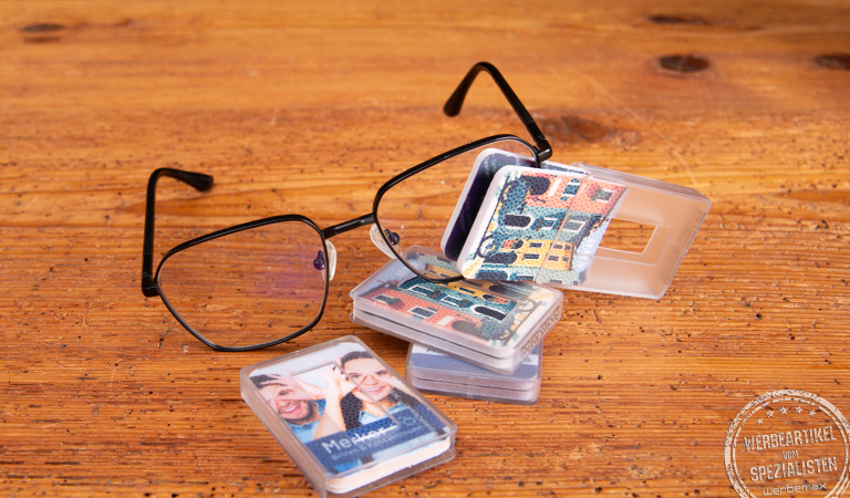 PocketCleaner mit Logo als Microfasertuch zum Handy- und Brillenreinigen, kompaktes Werbemittel für unterwegs.