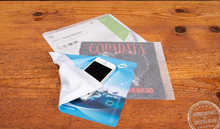 Microfaser-Displaytuch von Polyclean mit Smartphone, ideal als Werbeartikel und Brillenputztuch mit Logo.