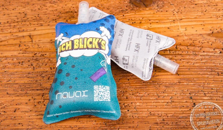 HFX Displaysprayer Made in Germany mit individuell bedruckbarem Reinigungskissen und Sprühflasche auf Holztisch, ideal als Werbeartikel für die Reinigung von Displays.