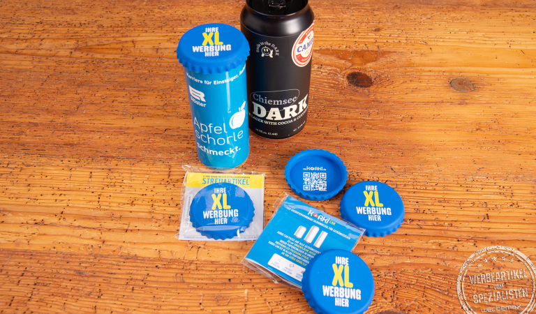 XL Korki Can Silikon-Dosendeckel als wiederverwendbares Werbegeschenk, mehrere blaue XL-Dosendeckel mit Dosen auf Holztisch.