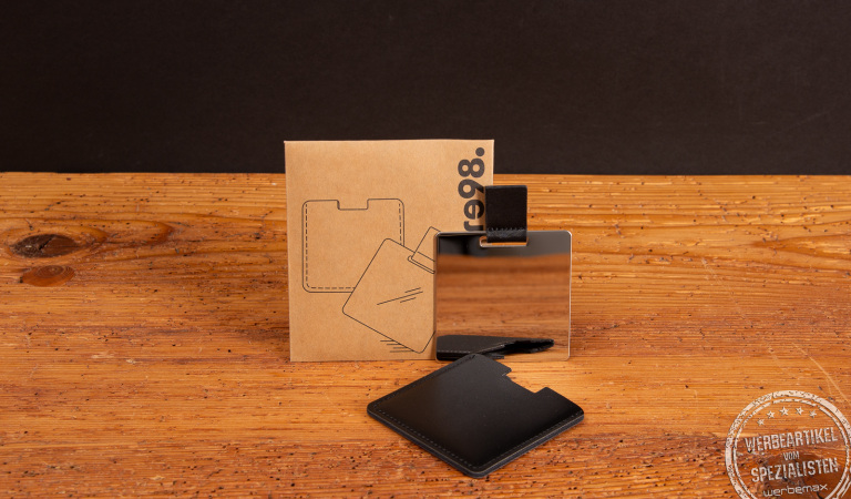 Kosmetikspiegel mit Logo in schwarzer Hülle, hochwertiger Taschenspiegel als eleganter Werbeartikel.