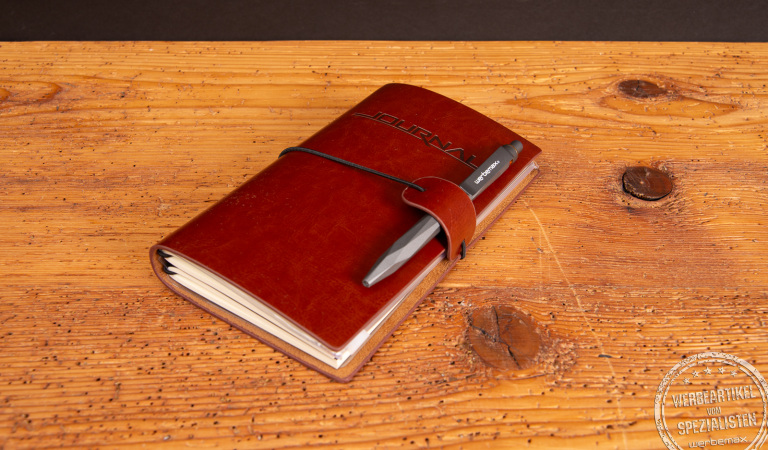 Troika Bullet Journal geschlossen mit Gummiband und Stiftschlaufe, stilvolles Reisetagebuch und hochwertiges Werbegeschenk.