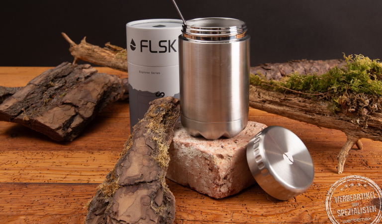 FLSK Food Jar aus Edelstahl in nat&uuml;rlicher Umgebung, auslaufsicherer Thermobeh&auml;lter f&uuml;r Essen als hochwertiges Werbegeschenk mit Logo